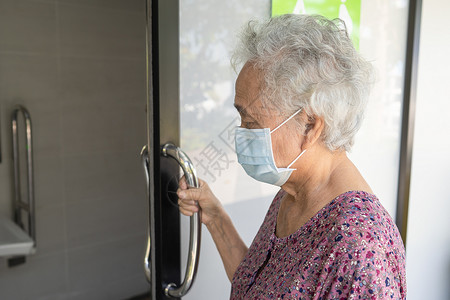 浴室扶手亚洲老年或老年老妇人病人在护理医院病房使用厕所浴室手柄安全 健康强大的医疗理念酒吧卫生间汽车退休金属减值医院酒店苗圃栏杆背景