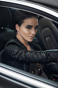 一位时髦的年轻女子坐在照料中 望着窗外看 从窗户往外看冒充单身成人人士女士女性裁剪黑色黑发运输背景图片