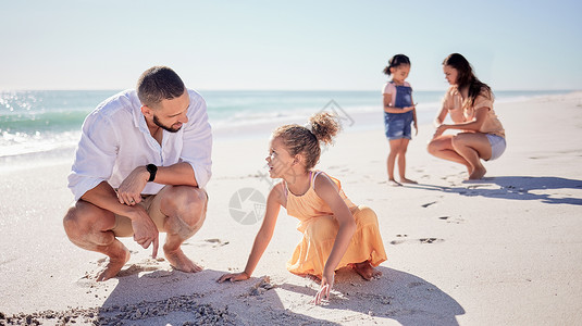 夏天 幸福的家庭和海滩乐趣 孩子和父母在大自然中亲密接触 在沙滩上玩耍并放松身心 爱 旅行和兴奋的孩子享受与父母的自由 在墨西哥背景图片