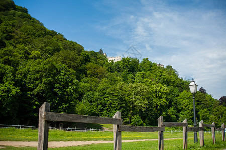 萨莫博古老城镇的废墟爬坡历史性三宝建筑树木建筑学旅行研究生蓝色历史背景图片