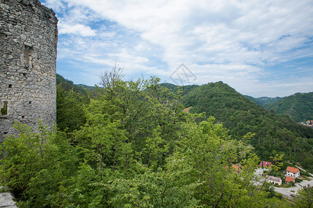 萨莫博古老城镇的废墟岩石三宝建筑学旅游蓝色爬坡树木森林旅行地标图片