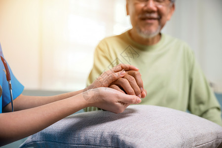 帮助老年老人护理机构的爱心护士得到帮助疾病居家女性医院安全访问祖父成人退休家庭背景图片