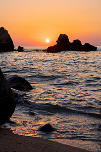 迭戈橙色日落海景和意大利岩石的美景 多彩的日出风景巨石地平线阳光天空橙子海洋海滩支撑石头金子背景