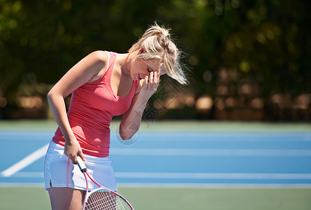 一个网球运动员拿着网球拍打时 把她的头放在她手上的手里 真是令人沮丧背景图片