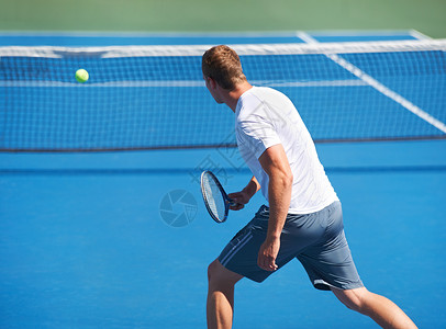 每次打网球练习都出现 一个人在网球场上撞球的后视镜头背景图片