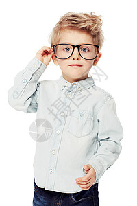 说吧 一个戴眼镜的可爱小男孩摸着他的耳朵高清图片