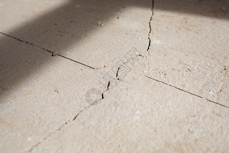 修复后地板上混凝土水泥砂浆的裂缝 混凝土表面纹理覆盖着网状裂缝 灰色石头背景材料网络平板建筑学框架飞机地面正方形粮食石膏背景图片
