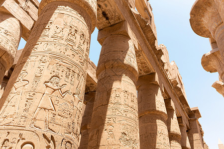 埃及神庙柱子上的象形体文字高清图片