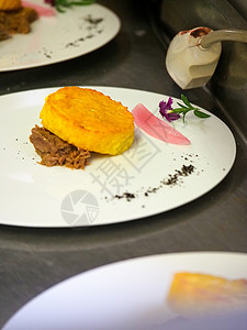 拉肉和马铃薯时髦的菜菜菜 花生花  奢华潮流饮食服务餐饮甜点盘子青豆美食饭馆菜单主菜婚宴背景图片