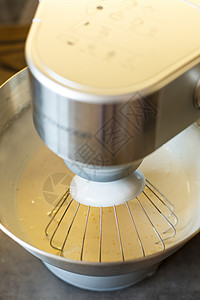 打发奶油器奶油甜甜点在食品加工器中打奶油 奶油喷嘴巧克力混合器蛋糕榛子用具面包搅拌机食物坚果处理器背景