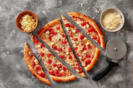 曼切戈切披萨 西红柿和蓝芝士在石面上 配有切割机和碗加磨的马扎里拉和干酪背景