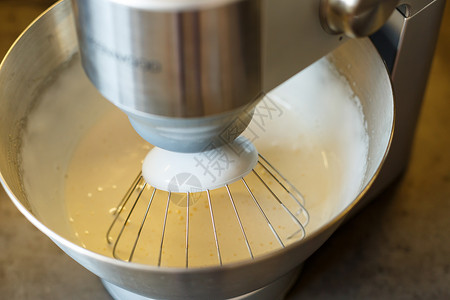 奶油甜甜点在食品加工器中打奶油 奶油喷嘴蛋糕烘烤坚果黄油厨师面糊处理器搅拌机食物用具背景