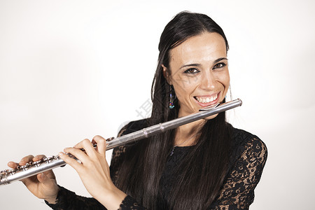 排笛手一位年轻优雅的女性笛手的贴近肖像背景