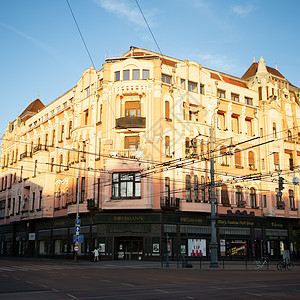 市中心的旧阳光明媚建筑背景图片