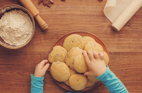 曲奇饼 蛋糕 自食其力 有选择的专注桌子面团早餐孩子们烹饪饼干面粉横幅牛奶食谱背景