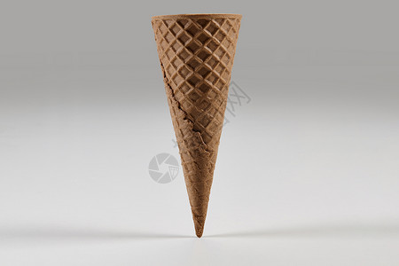 冰淇淋模板空的 大的 巧克力威化锥 用于在白色上隔离的冰淇淋 食物的概念 款待 样机 广告和设计模板 特写背景