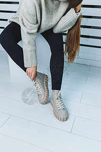 特写在时髦的白色鞋子的腿 天然皮革女鞋系列 女式冬靴蕾丝收藏配饰女性商业鞋类季节奢华女士魅力背景图片
