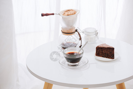Drip咖啡Dripper和倒地咖啡 配有玻璃滴水壶 杯子和巧克力蛋糕食物办公室蛋糕房间白色桌子早餐饮料甜点店铺背景