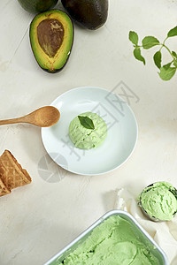 绿色冰淇淋白盘上的阿沃卡多冰淇淋球 白底的勺子绿色茶点甜点奶油状桌子食物薄荷背景