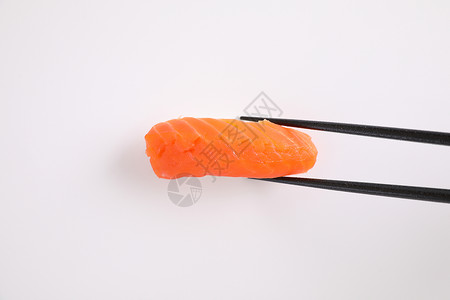 沙门寿司 配有筷子的日本白种食物盘子鱼片寿司餐厅饮食黑化白色文化海鲜午餐背景图片