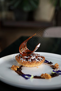 巧克力甜点蛋糕 果汁和杏仁加装饰品歌剧棕色奶油薄荷食物美食庆典美味盘子糕点背景图片