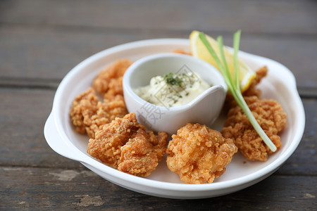 卡拉奇炸鸡日式日本式彩礼小吃午餐油炸小菜柠檬烹饪筷子盘子食物美食背景