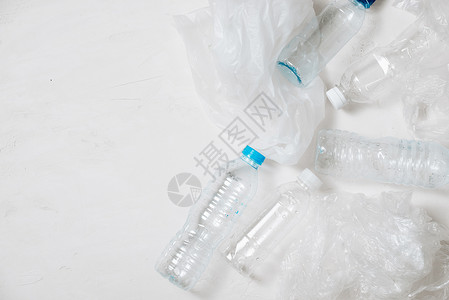 收集各种在白色背景上隔离的塑料袋和塑料袋饮料回收空白液体蓝色矿物生态垃圾瓶子背景图片