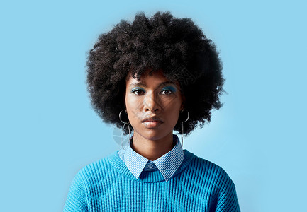 黑人女性爆炸头 肖像和严肃的面孔在蓝色工作室背景下聚焦视觉 时尚的非洲女模特 在模型上化妆眼影背景图片