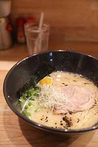 日本面条拉面 餐厅的当地日食烹饪盘子洋葱文化蔬菜浇头食物健康午餐大豆背景图片