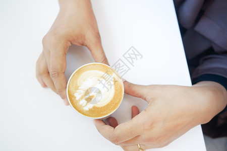 咖啡桌上顶端有心形设计的深咖啡杯的面观Name背景图片