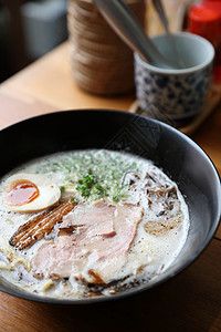腊麦面 猪肉和日本菜汤鸡蛋餐厅豚骨食物午餐美食蔬菜拉面文化背景图片
