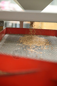 工厂机器 近距离挤米饭稻田收成生产食物机械碾米粮食植物金属种子背景