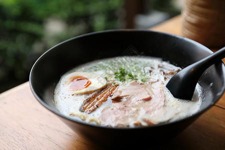 腊麦面 猪肉和日本菜汤鸡蛋食物蔬菜午餐拉面美食餐厅文化豚骨背景图片