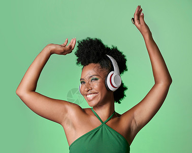绿屏素材跳舞在样机工作室背景下播放播客时 绿屏音乐 广播舞蹈和面带微笑的黑人女性 快乐而微笑的非洲人 带着耳机的音频跳舞能量背景