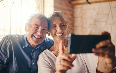 5g来了老夫妇 电话和自拍微笑在餐厅共度美好时光 浪漫 爱情和退休的男人 女人和 5g 手机上的照片 快乐的记忆或社交媒体帖子来庆祝婚姻背景