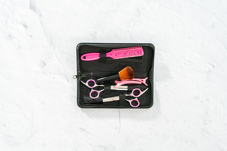 理发剪刀剪刀盒高架美发头发沙龙粉色理发师套件背景图片