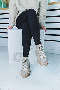 特写在时髦的白色鞋子的腿 天然皮革女鞋系列 女式冬靴购物女士收藏女孩鞋类奢华魅力工作室配饰靴子背景图片