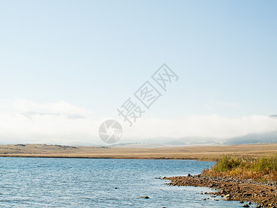 早晨地貌水库海岸线支撑白色山脉高清图片