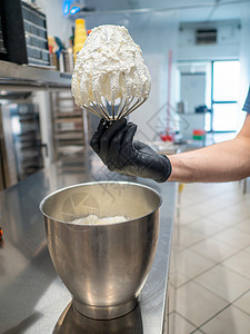厨师混合奶油 用于蛋糕和甜点准备的口述配方高清图片