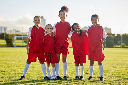 女队 足球场上的孩子和集体肖像中快乐女孩的体育发展 在足球比赛或训练前 团队合作 足球和来自巴西的骄傲的女童在草地上背景图片