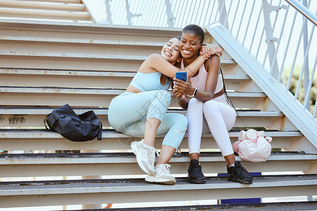 健身 交友和与女性拥抱 并用健身包打电话给自拍 社交媒体或互联网 与女孩一起在楼梯上锻炼 训练和锻炼 并在线流式传输运动 目标和背景图片
