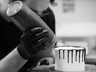 设计师滴水玻璃加巧克力甘蔗糖 奶油白滑饼庆典面包漩涡配料烹饪飞溅傻事瓶子蛋糕餐饮背景图片
