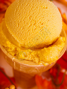 短号南瓜金盖拉托叶子晶圆甜点橙子锥体黄色蛋糕筒牛奶南瓜冰淇淋背景