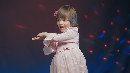 捕鱼达人游戏穿旧式粉红色裙子的可爱小女孩 在跳舞和欢乐中旋转假期音乐孩子们爱好服装游戏戏服婴儿复古派对背景