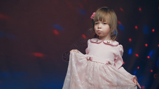 舞蹈达人素材穿旧式粉红色裙子的可爱小女孩 在跳舞和欢乐中旋转婴儿衣服蕾丝连衣裙派对孩子们戏服颜色舞蹈音乐背景
