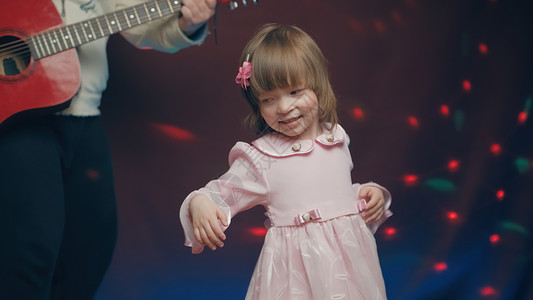 小小女孩在舞台上的老式礼服舞中 父亲弹音吉他才俊青年乡村嗓音轻音乐服装舞蹈岩石连衣裙幼儿园背景图片