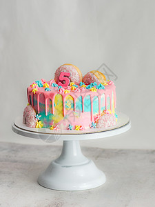 粉红5周年生日 白底霜冻的冰淇淋蛋糕滴水奶油配料奢华周年面包纪念日冰镇金子糕点背景图片
