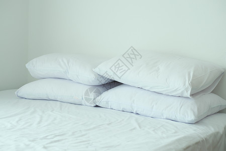 白色枕头排在床上装饰酒店控制面料织物风格床单背景图片