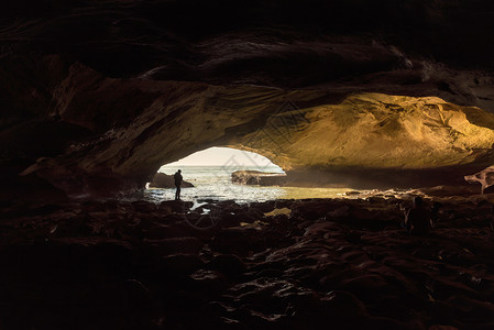 在阿尼斯顿附近的山洞内岩石阳光自然保护区旅游风景晴天海景洞穴旅行巨石背景图片