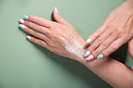 女性手和美丽的多色指甲 在面罩下涂上高清图片